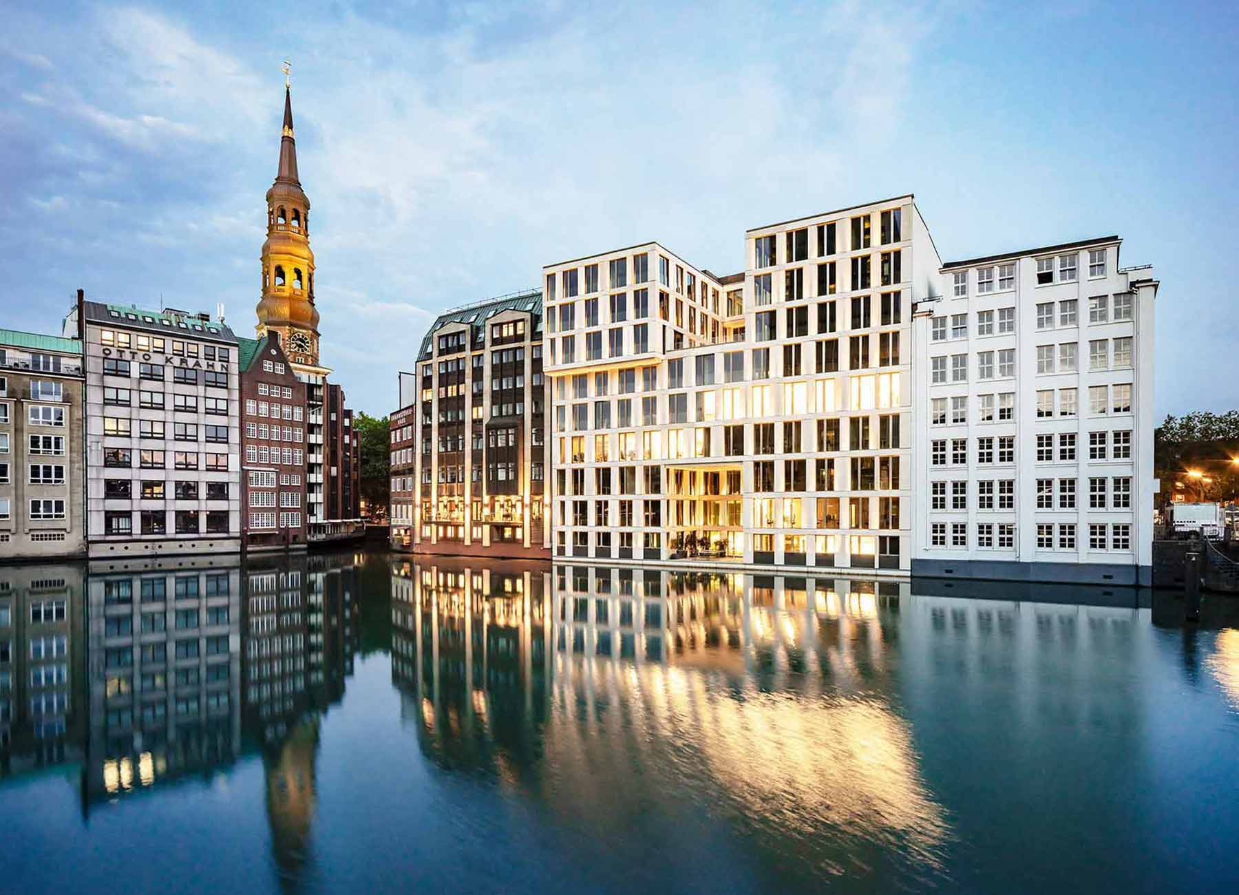 KatharinenKai beleuchtet mit Nikolaikanal bei Nacht.