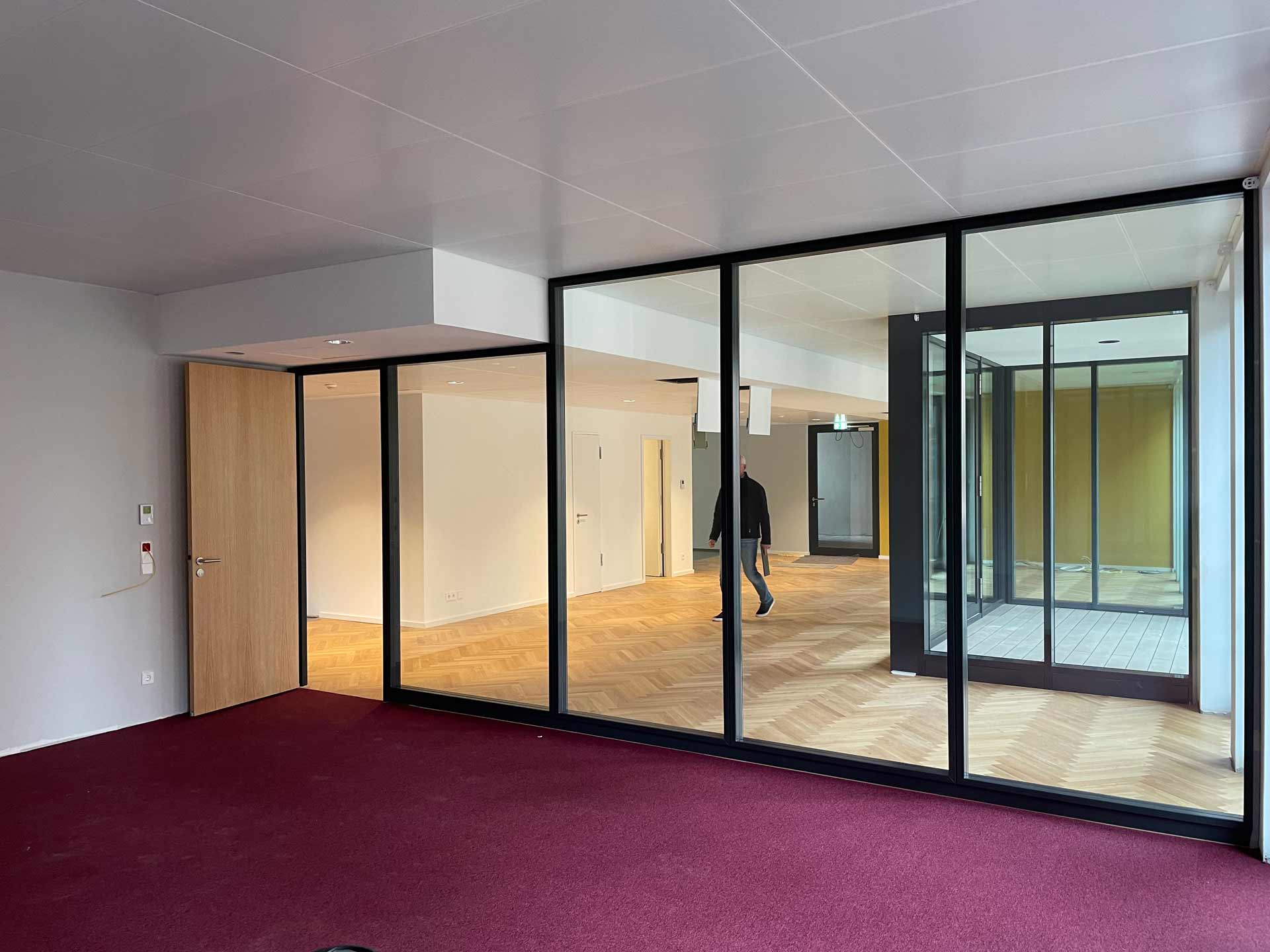 Bürogebäude mit weinroten Teppich von innen