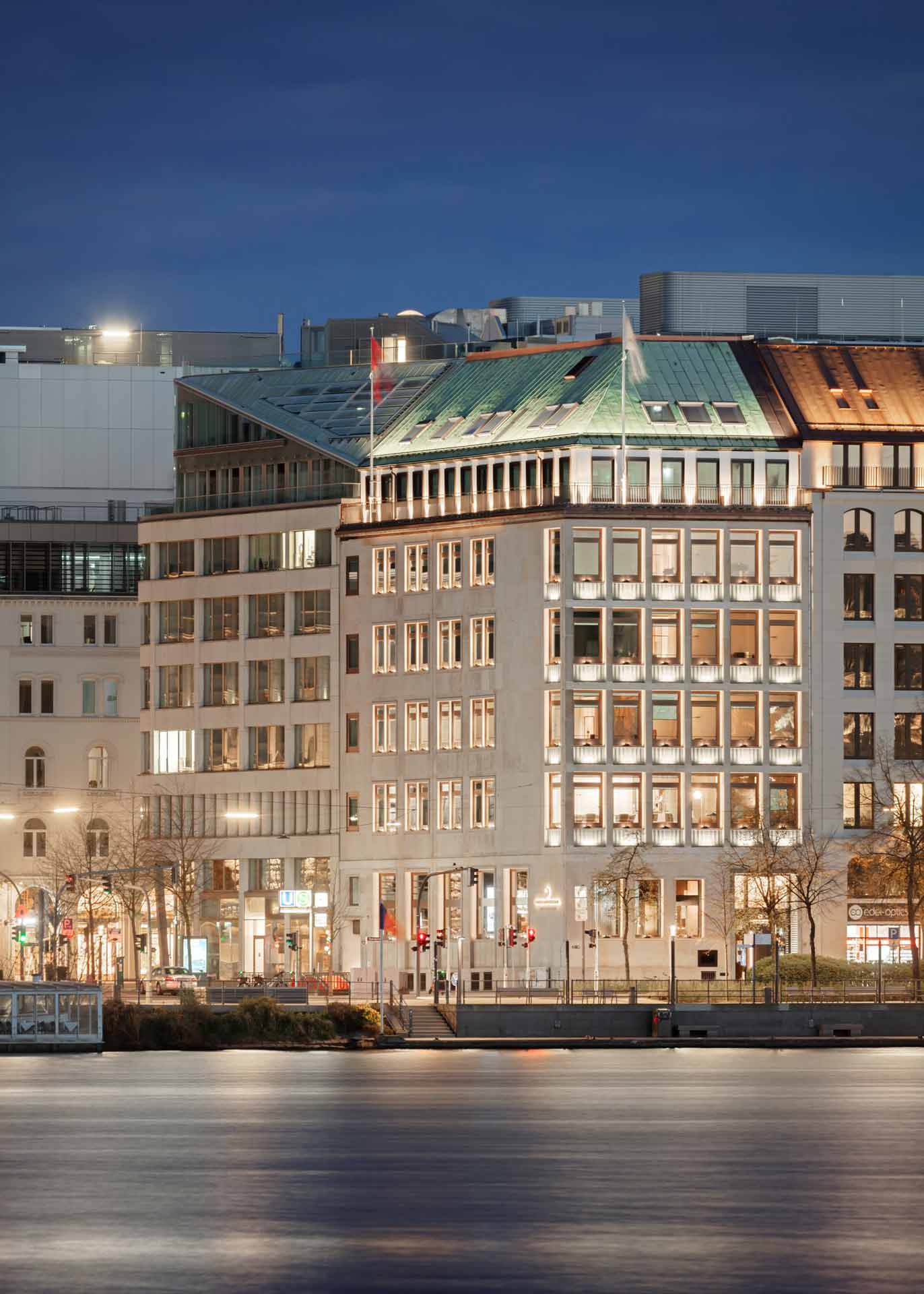 Haus mit Büroräumen bei Nacht beleuchtet