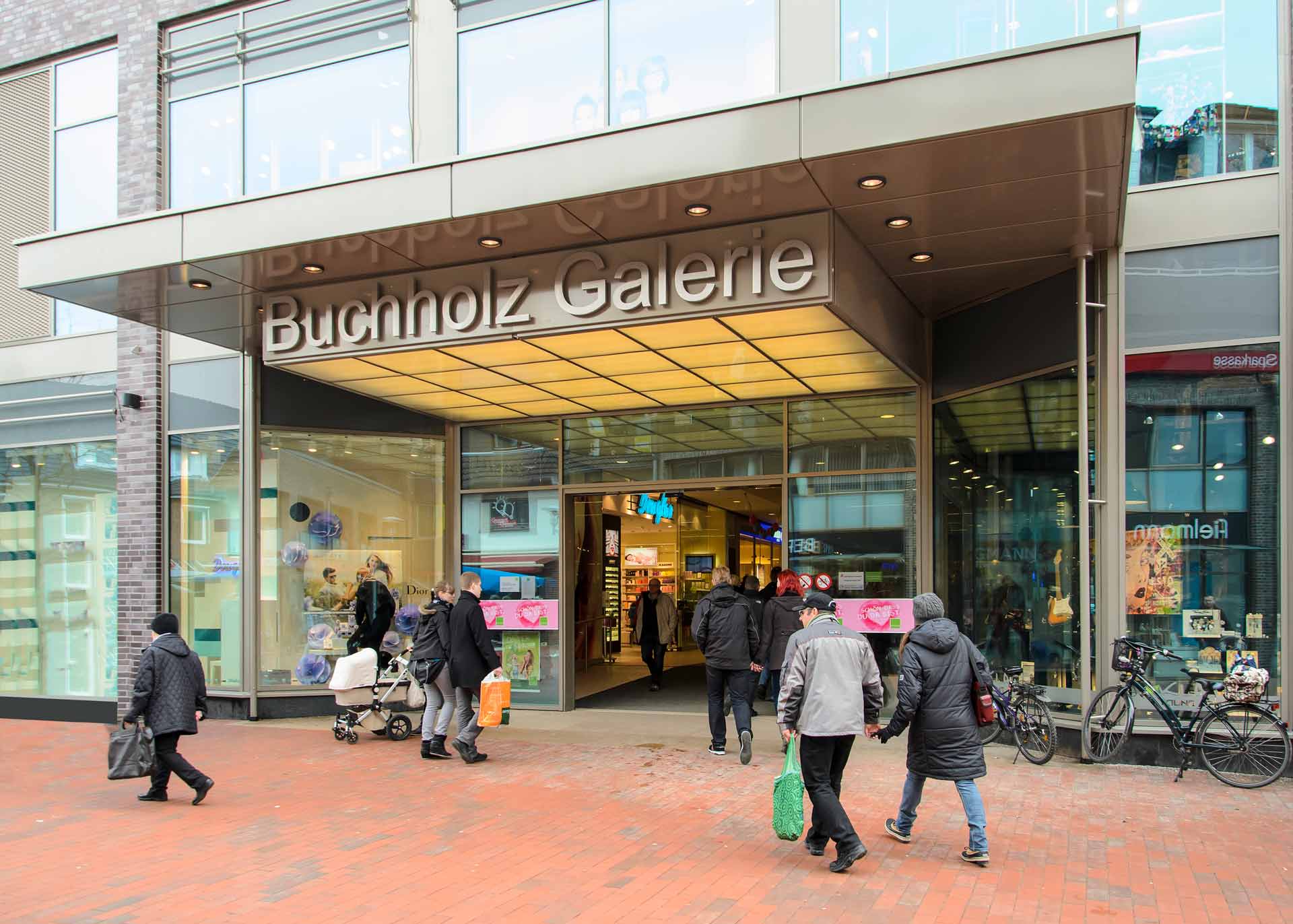 Buchholz Galerie Außenansicht Eingang von vorne mit Menschen