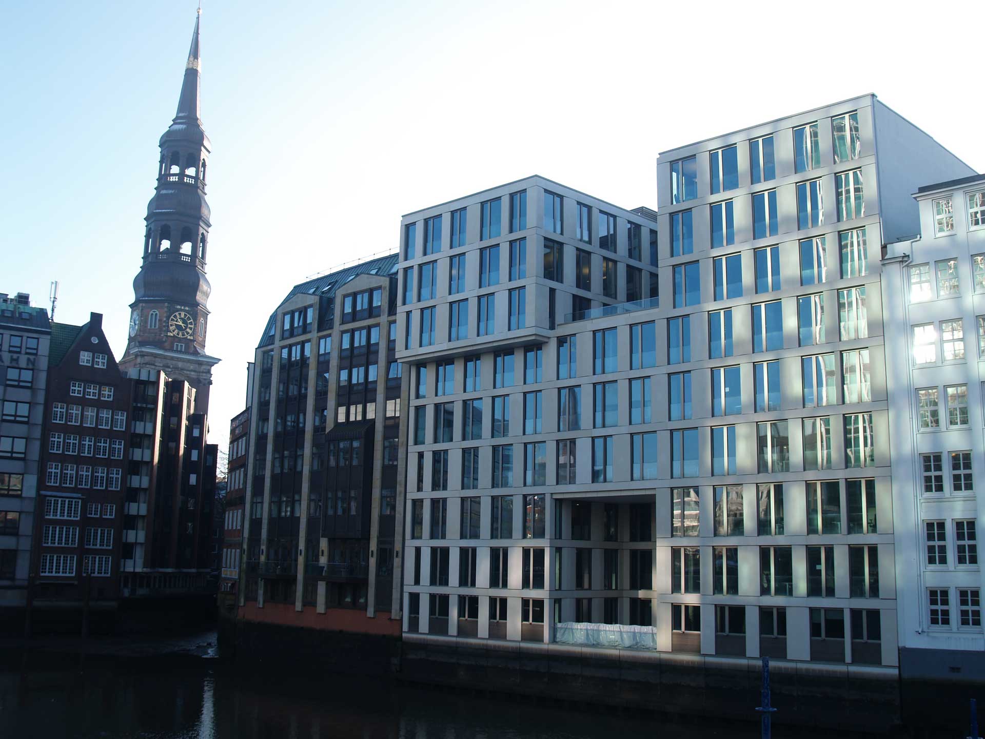 Katharinenkai Außenansicht mit Sonne