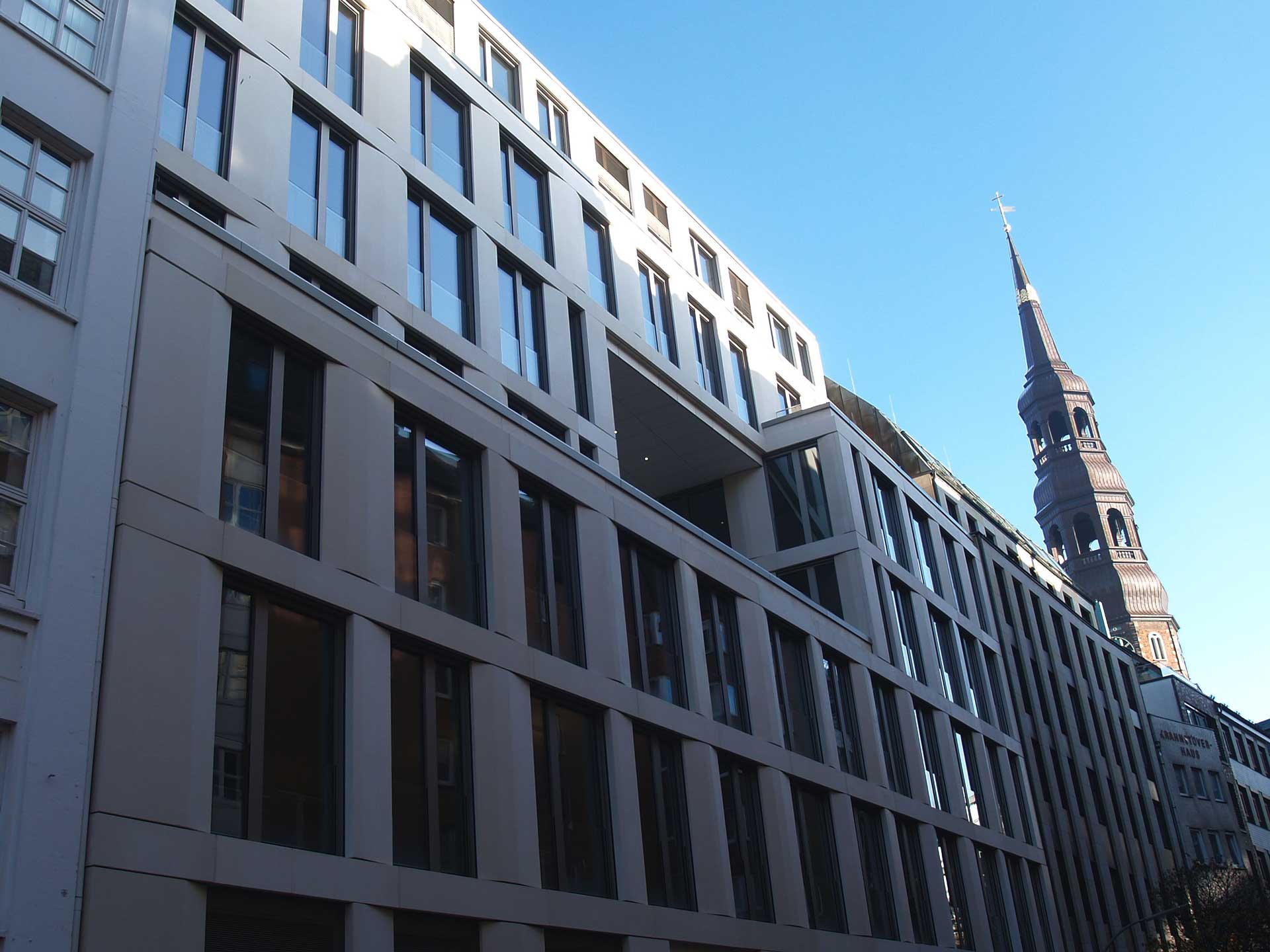 Katharinenkai weiße Fassade von schräg unten