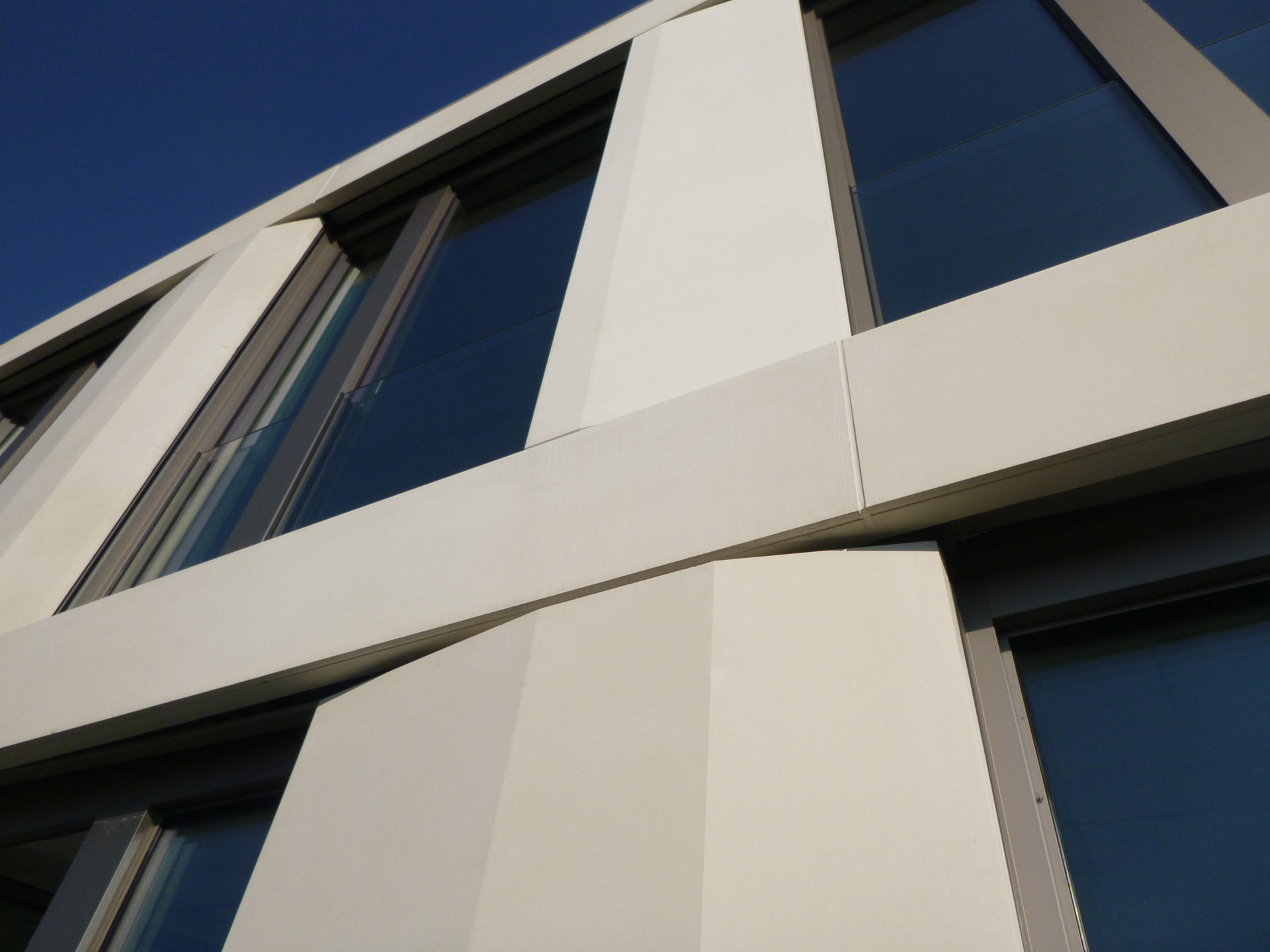 KatharinenKai Nahaufnahme weiße Fassade mit Fenstern