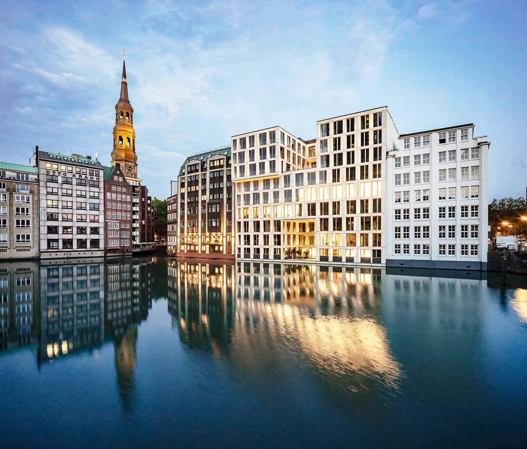 Katharinenkai mit Nikolaikanal bei Nacht beleuchtet