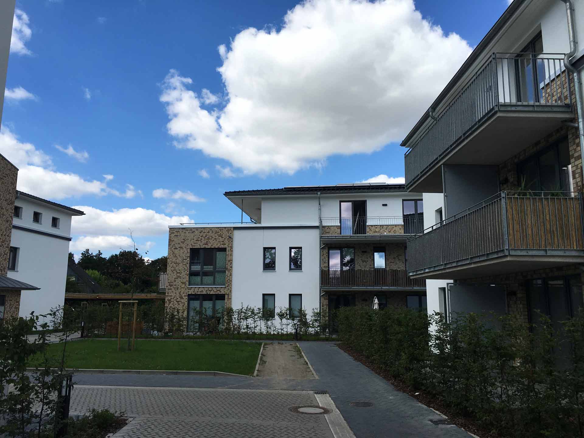 Mehrfamilienhäuser Gehweg mit Häuser im Hintergrund