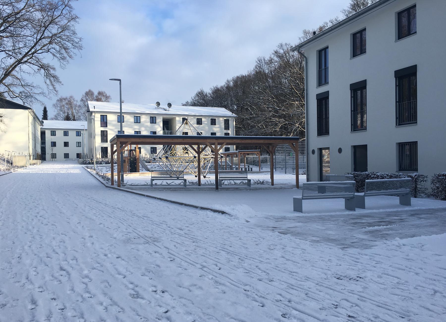 Carport vor einem Haus mit Schnee bedeckt