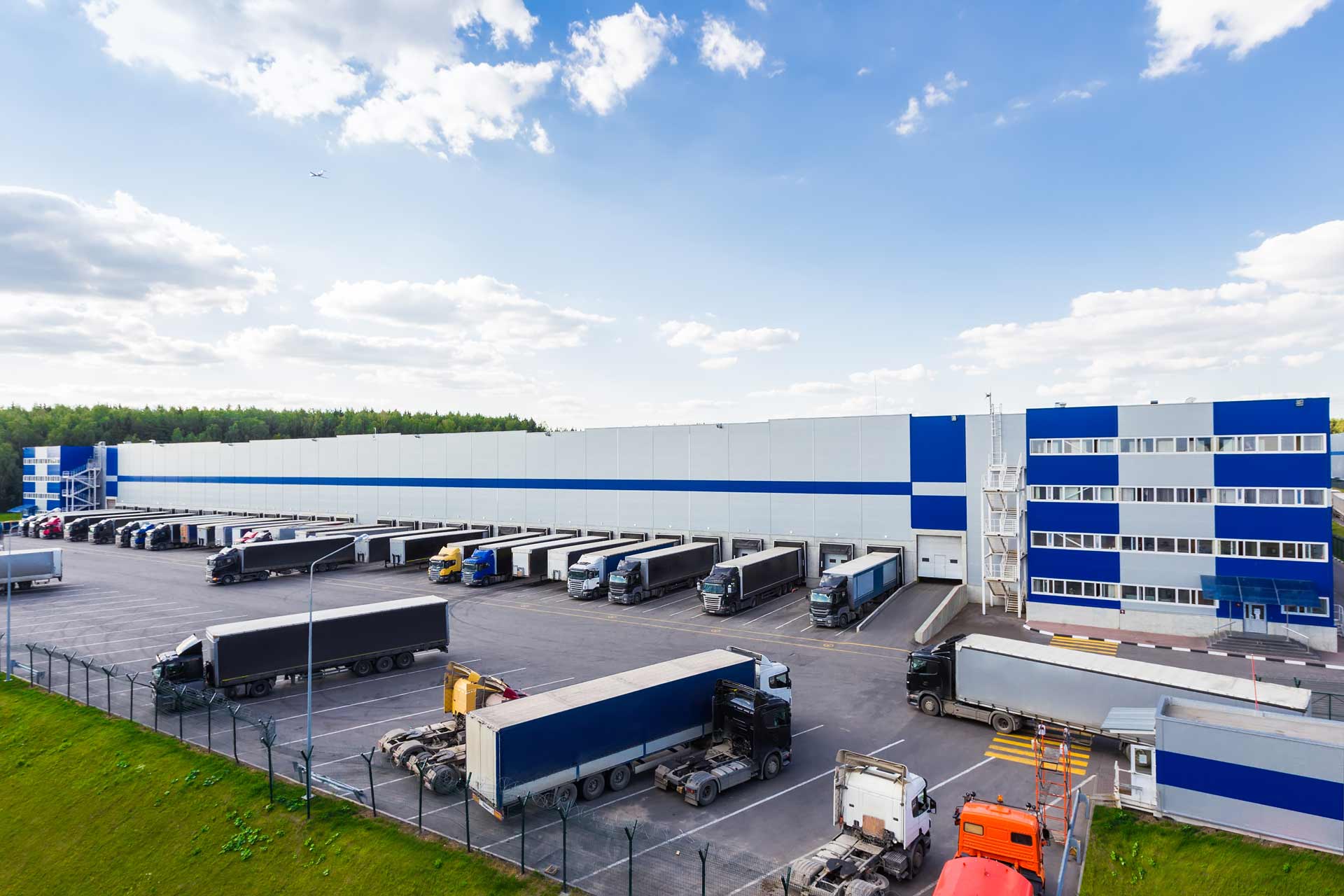 Logistikhalle mit LKWs davor