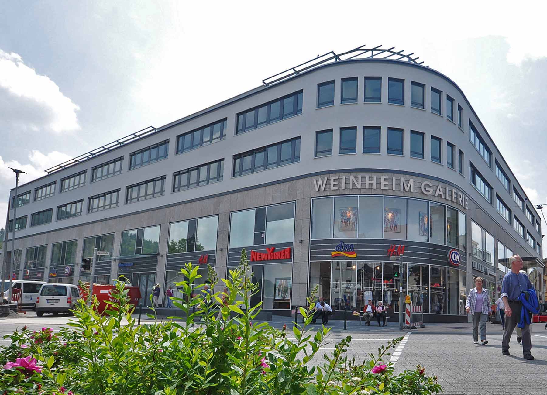 Einkaufsgalerie Eingang von außen mit Pflanzen im Vordergrund