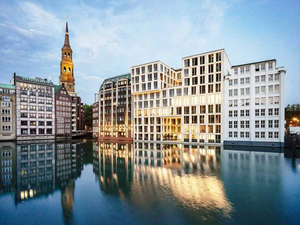 KatharinenKai beleuchtet mit Nikolaikanal bei Nacht.