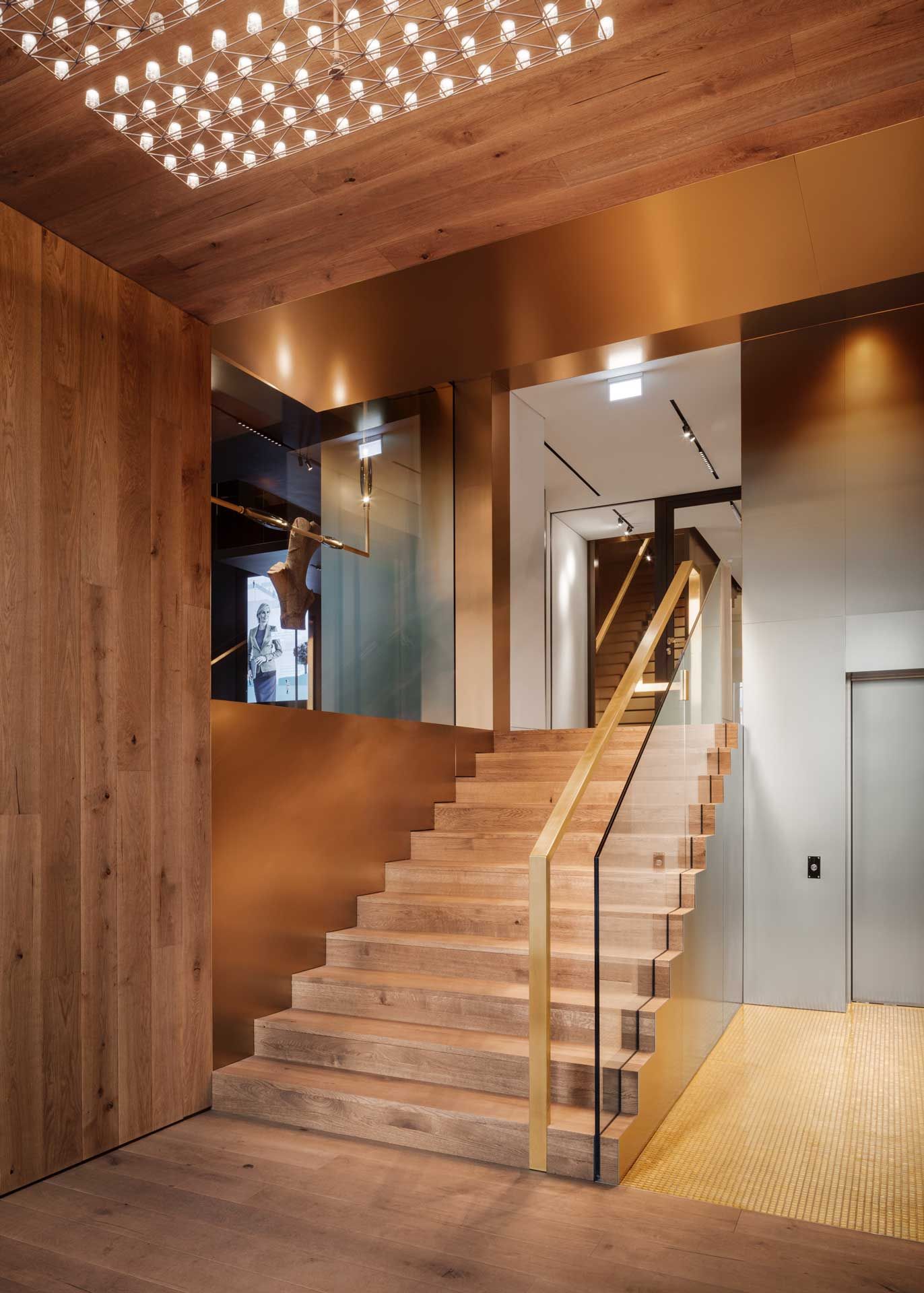 Bürogebäude Treppe neben Fahrstuhl aus Holz